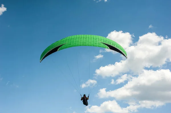 Parapente Volant Dans Ciel Bleu Sur Fond Nuages Parapente Dans — Photo