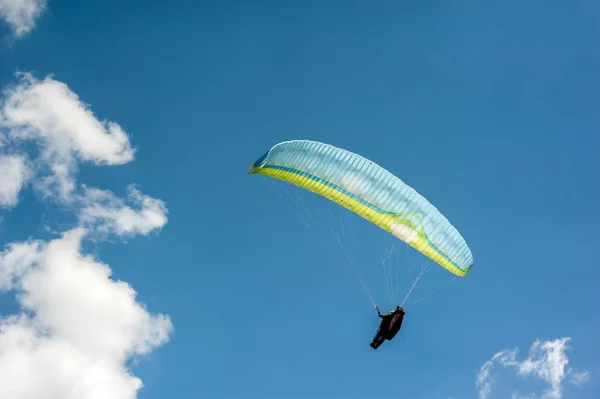 Parapente Volant Dans Ciel Bleu Sur Fond Nuages Parapente Dans — Photo