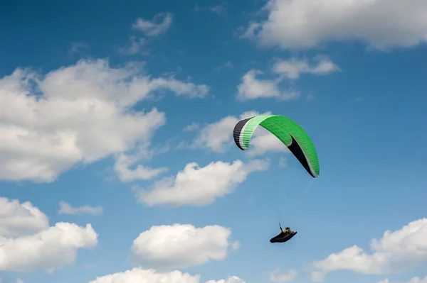 Padákové Létání Modré Obloze Pozadí Mraků Paragliding Obloze Slunečného Dne — Stock fotografie