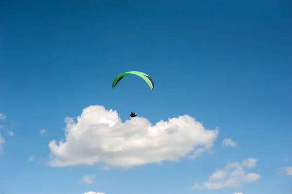 Gleitschirm Fliegt Den Blauen Himmel Vor Dem Hintergrund Der Wolken — Stockfoto