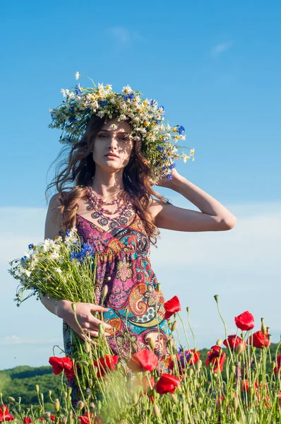 Yamaçparaşütü bulutlar arka planı mavi gökyüzünde uçan. Güneşli bir havada yamaç paraşütü.