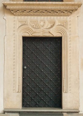 Bir antik kale withmetallic kapı duvar parçası. Grafik tasarım için bir doku olarak kapı ile eski bir kalenin duvar.