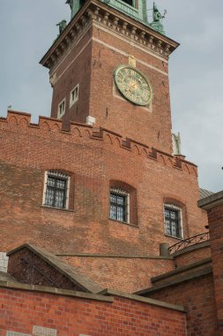  Balkonlu eski bir kalenin turuncu duvar parçası. Grafik tasarım için bir doku olarak balkonlu eski bir kalenin duvar.