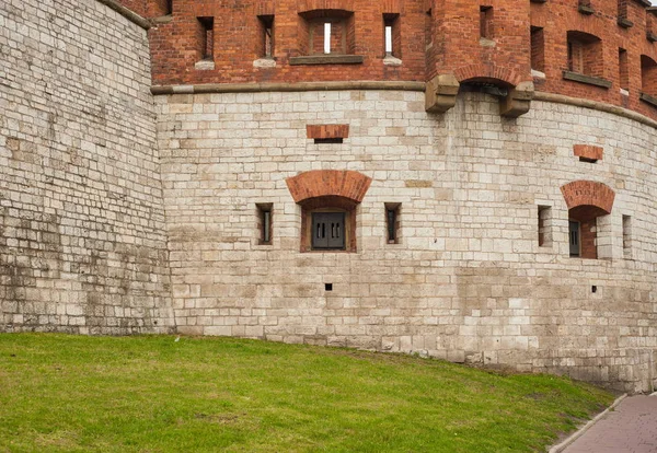 Teil Der Mauer Einer Antiken Burg Mit Fenstern Mit Gittern — Stockfoto