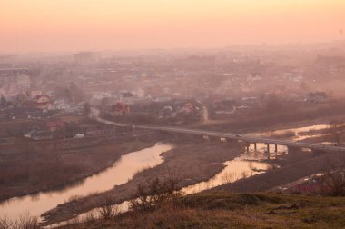 Bir sıcak yaz gününde kuru çim sahada yanıyor. Kuru ot ile yanan alan.