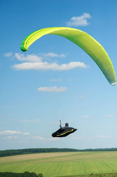 Parapente Sur Champ Vert Par Une Journée Ensoleillée Été Parapente — Photo