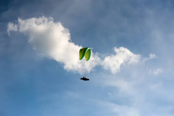 Paragliding Zelené Louce Létě Slunečný Den Jeden Kluzák Letět Přes — Stock fotografie