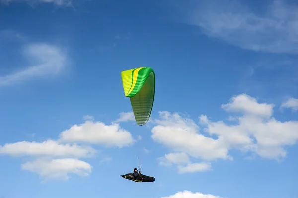 Skärmflygning Över Det Gröna Fältet Soliga Sommardag Paraglider Flyga Över — Stockfoto