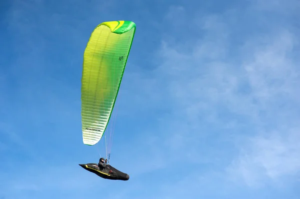 Paragliding Boven Het Groene Veld Zonnige Zomerdag Een Paraglider Vliegen — Stockfoto