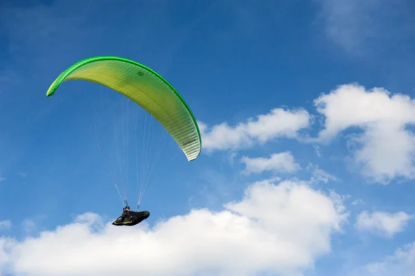 Parapente Sur Champ Vert Par Une Journée Ensoleillée Été Parapente — Photo