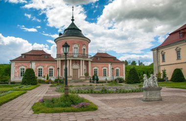 Güzel Peles Kalesi ve Avrupa'nın Lviv Bölgesi süs Bahçe. Park ve Çince Sarayı Zolochiv, Ukrayna, Haziran, 2017.