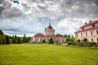 Güzel Peles Kalesi ve Avrupa'nın Lviv Bölgesi süs Bahçe. Park ve Çince Sarayı Zolochiv, Ukrayna, Haziran, 2017.
