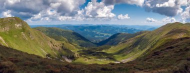 Dağ manzarası parlak güneşli bir günde, doğal açık seyahat arka plan şaşırtıcı. Karpat Dağları Ukrayna dramatik ve güzel sahne.