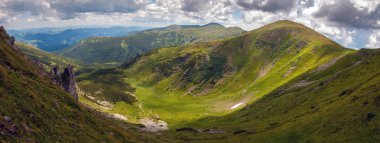 Dağ manzarası parlak güneşli bir günde, doğal açık seyahat arka plan şaşırtıcı. Karpat Dağları Ukrayna dramatik ve güzel sahne.