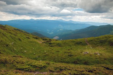 Dağ manzarası parlak güneşli bir günde, doğal açık seyahat arka plan şaşırtıcı. Karpat Dağları Ukrayna dramatik ve güzel sahne.