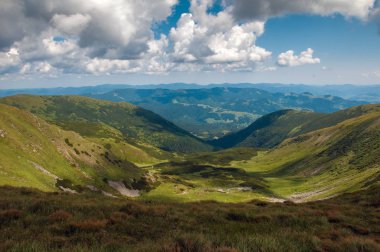 Dağ manzarası parlak güneşli bir günde, doğal açık seyahat arka plan şaşırtıcı. Karpat Dağları Ukrayna dramatik ve güzel sahne.