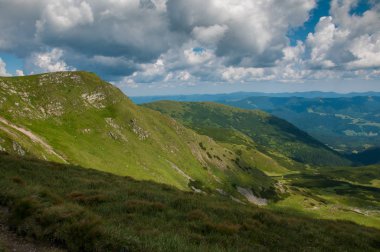Dağ manzarası parlak güneşli bir günde, doğal açık seyahat arka plan şaşırtıcı. Karpat Dağları Ukrayna dramatik ve güzel sahne.