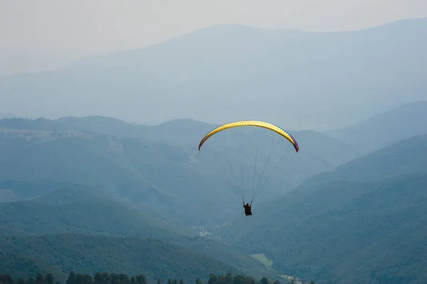 Parapente Survole Une Vallée Montagne Par Une Journée Ensoleillée Été — Photo