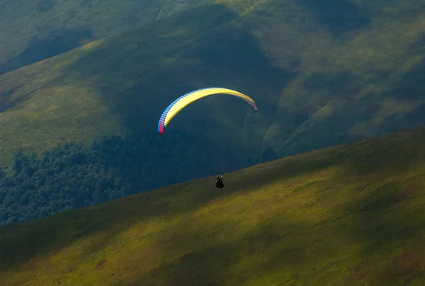 Paraglider Flies Mountain Valley Sunny Summer Day Paragliding Carpathians Summer — Stock Photo, Image