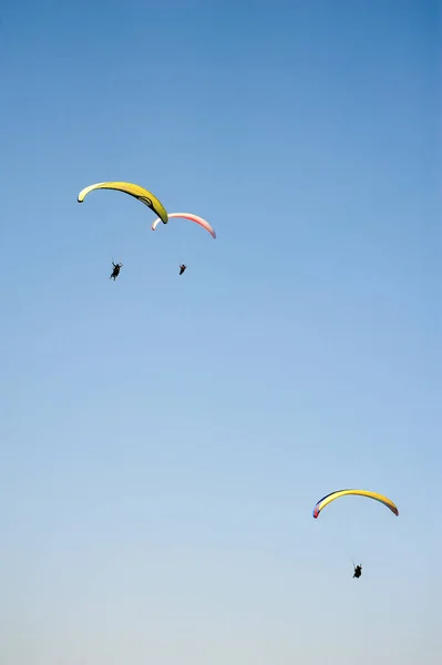 Tre Paraglidere Flyver Den Blå Himmel Baggrund Skyer Paragliding Himlen - Stock-foto