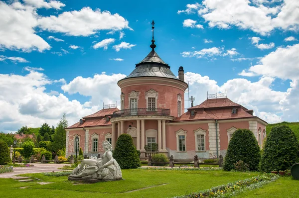 Güzel Peles Kalesi ve Avrupa'nın Lviv bölgesi süs Bahçesi. 