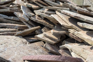 Taş kumtaşı (kayrak) inşaat çalışmalarına doğranmış. Kumtaşı taştan bir ev inşa için bir yığın üzerinde yatıyor.