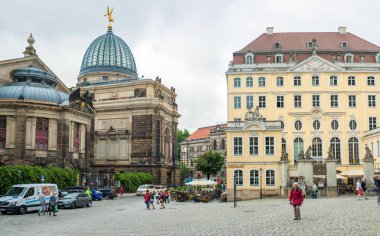 10 Temmuz 2018, Dresden, Almanya. Kimliği belirsiz turistler şehrin eski tarihi bölümü ziyaret edin. Dresden Zwinger - geç Barok tarzında bir mimari kompleksi-Dresden.