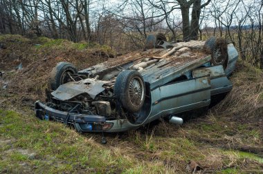 Araba kaza karayolu üzerinde girdi. Otoyolu yakınında bir hendekte mavi araba teslim etti.