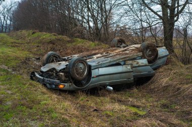 Araba kaza karayolu üzerinde girdi. Otoyolu yakınında bir hendekte mavi araba teslim etti.