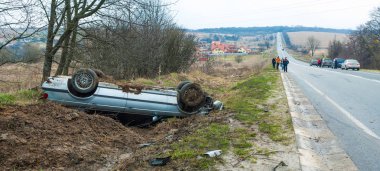 Araba kaza Lviv-Ivano-Frankivsk (Ukrayna), karayolu üzerinde 2 Mayıs 2018 yılına girdi. Otoyolu yakınında bir hendekte mavi araba teslim etti.