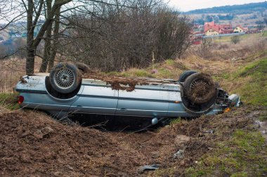 Araba kaza karayolu üzerinde girdi. Otoyolu yakınında bir hendekte mavi araba teslim etti.