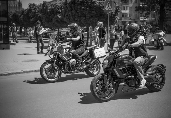 Foto Bianco Nero Motociclisti Che Stanno Preparando Sfilata Onore Dell — Foto Stock