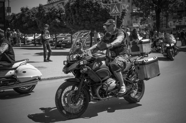 Foto Bianco Nero Motociclisti Che Stanno Preparando Sfilata Onore Dell — Foto Stock
