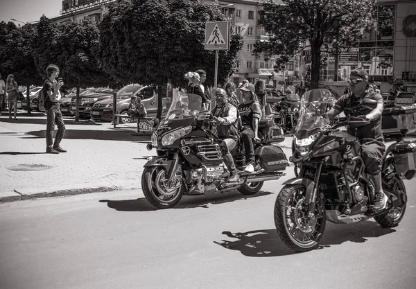 为庆祝赛季开幕而准备游行的摩托车手的黑白照片 乌克兰 Ivano Frankivsk 2018年5月 车手季节的开头 — 图库照片