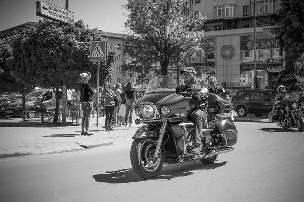 为庆祝赛季开幕而准备游行的摩托车手的黑白照片 乌克兰 Ivano Frankivsk 2018年5月 车手季节的开头 — 图库照片