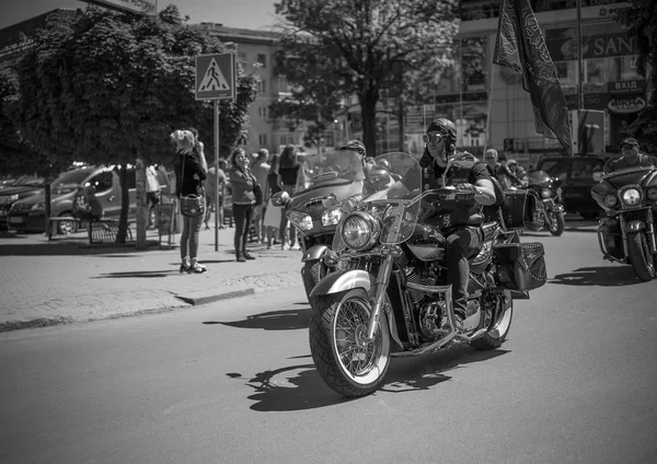 Чорно Білі Фотографії Байкерів Які Готуються Параду Честь Відкриття Сезону — стокове фото