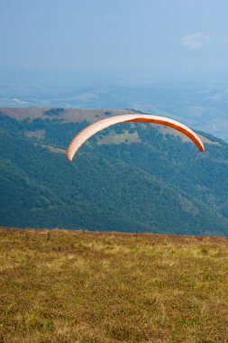 Yamaçparaşütü Karpat Dağları'nda dağın üzerinden kapalı alır. Yaz aylarında Dağları'nda yamaç paraşütü.