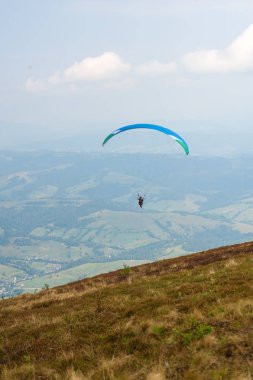 Yamaçparaşütü Karpat Dağları'nda dağın üzerinden kapalı alır. Yaz aylarında Dağları'nda yamaç paraşütü.