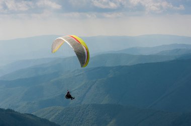 Yamaçparaşütü Karpat Dağları'nda dağın üzerinden kapalı alır. Yaz aylarında Dağları'nda yamaç paraşütü.