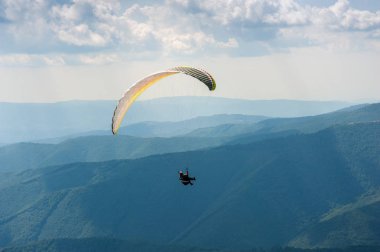 Yamaçparaşütü Karpat Dağları'nda dağın üzerinden kapalı alır. Yaz aylarında Dağları'nda yamaç paraşütü.