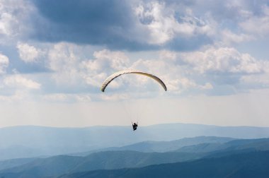 Yamaçparaşütü Karpat Dağları'nda dağın üzerinden kapalı alır. Yaz aylarında Dağları'nda yamaç paraşütü.