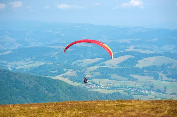 Yamaçparaşütü Karpat Dağları'nda dağın üzerinden kapalı alır. Yaz aylarında Dağları'nda yamaç paraşütü.