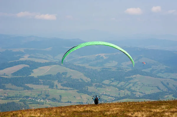Yamaçparaşütü Karpat Dağları'nda dağın üzerinden kapalı alır. Yaz aylarında Dağları'nda yamaç paraşütü.