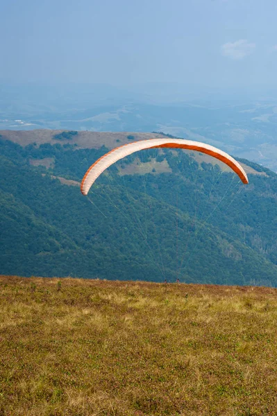 Yamaçparaşütü Karpat Dağları'nda dağın üzerinden kapalı alır. Yaz aylarında Dağları'nda yamaç paraşütü.