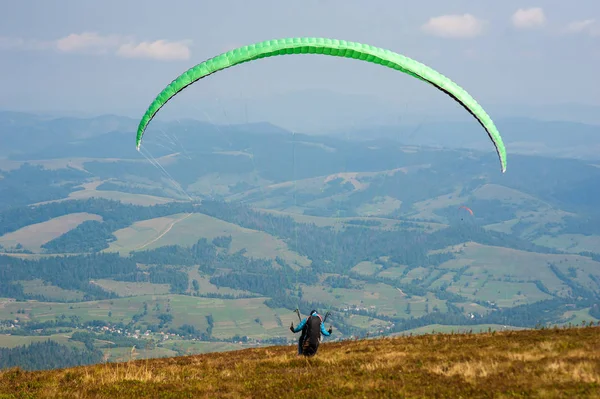 Yamaçparaşütü Karpat Dağları'nda dağın üzerinden kapalı alır. Yaz aylarında Dağları'nda yamaç paraşütü.