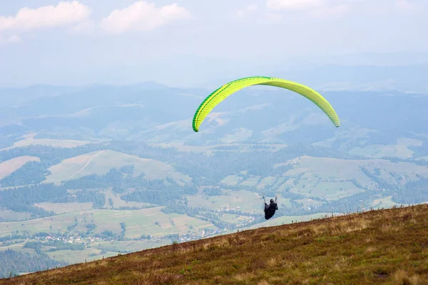 Yamaçparaşütü Karpat Dağları'nda dağın üzerinden kapalı alır. Yaz aylarında Dağları'nda yamaç paraşütü.