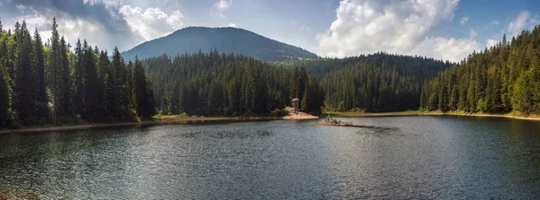 美丽的景色 山上的湖泊和群山覆盖森林在夏季 受欢迎的旅游景点 乌克兰喀尔巴阡山湖 Sinevir 的梦幻风光 — 图库照片