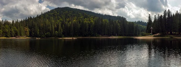 Hermosas Vistas Del Lago Montaña Las Montañas Cubiertas Bosque Verano — Foto de Stock