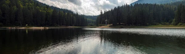 Hermosas Vistas Del Lago Montaña Las Montañas Cubiertas Bosque Verano — Foto de Stock