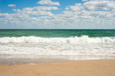 Büyük deniz dalga kumlu bir plaj üzerinde Bulgaristan Süzebolu kıyı üzerinde. Güzel dalgalar ile altın kum plaj bir parlak yaz gününde yıkayın..